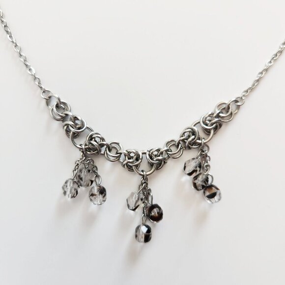 Gothic fairy dangly purple pearls necklace with a small silver chain - Picture 5 of 8